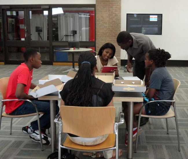 hth华体会体育app官网Bryan Lee, NOMA Louisiana Program Director, mentors students at Project Pipeline Architecture & Design Camp in Baton Rouge.