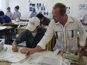 hth华体会体育app官网lsu landscape architecture faculty works with student in white LSU baseball cap