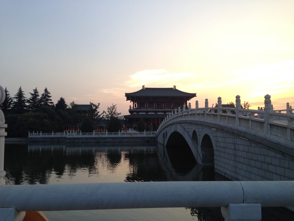 hth华体会体育app官网LSU student exploring Chinese architecture at sunset