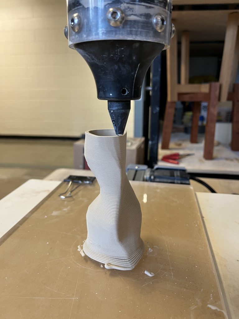 3d printer forming curved clay vase